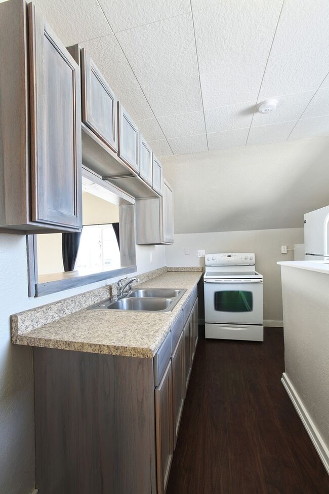 Building Photo - In Town Great Location Two Bedroom Unit