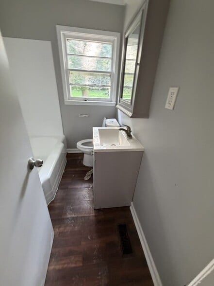 Building Photo - 156 Silver Cir