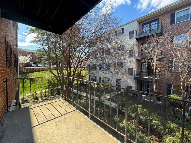 Building Photo - Spacious 1 Bed 1 Bath Condo With Balcony In Mayflower Square