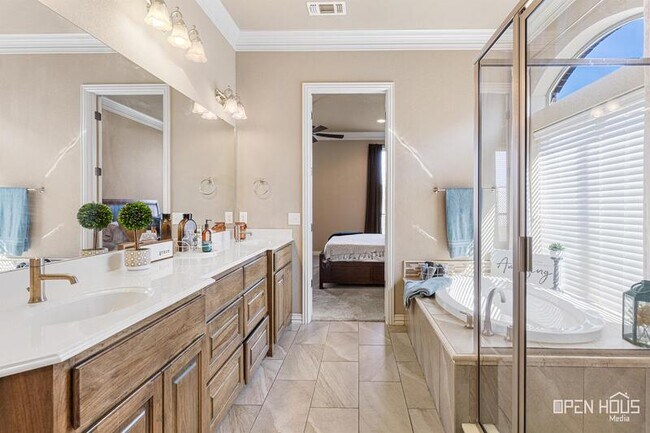Building Photo - 5009 Lantana Dr