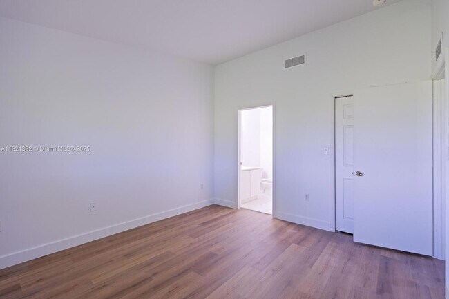 Building Photo - 990 NE 33rd Terrace