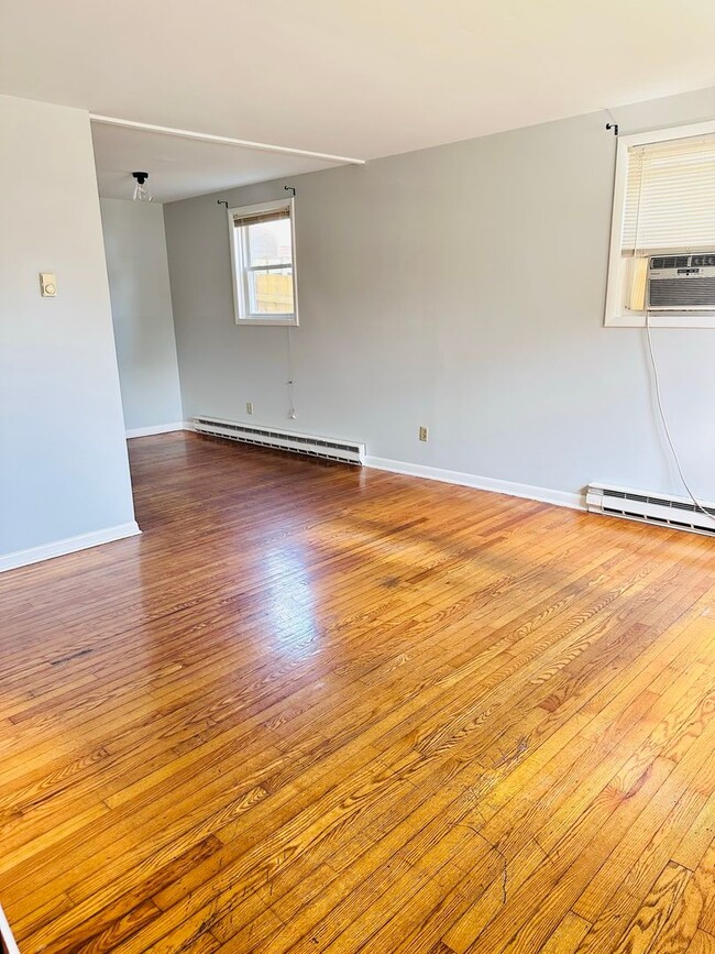 Building Photo - 813 Montrose Ave