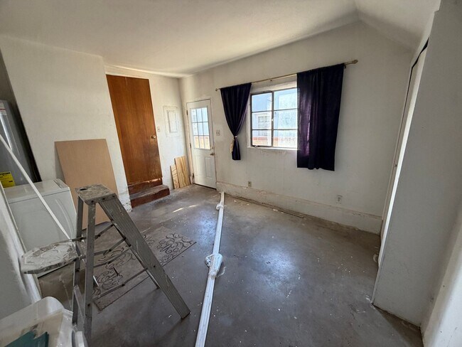 Building Photo - 3 Bedroom Home w/Large Backyard