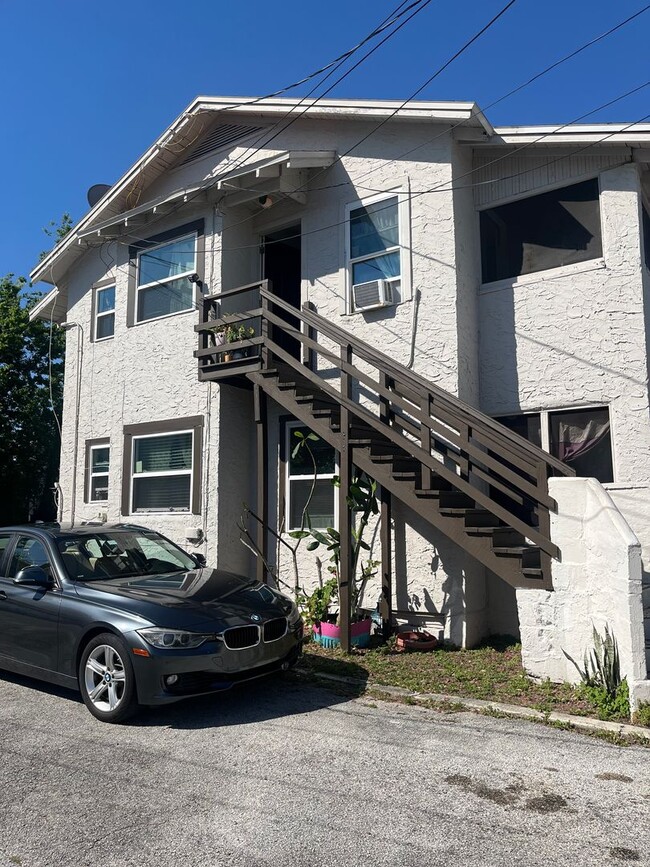 Building Photo - Rent the whole top floor!