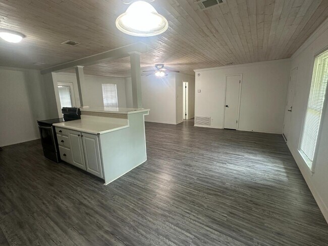 Building Photo - 10113 Winston Dr N