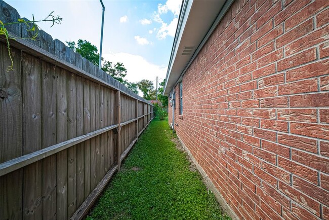 Building Photo - 227 N Austin Dr