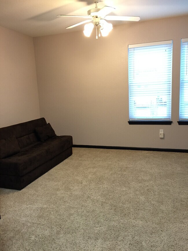 Building Photo - Large two bedroom apartment about a block away from Washburn University