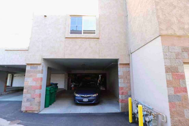 Building Photo - 425 Holcomb Ave