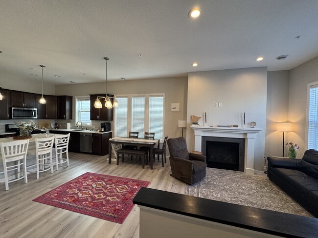 Building Photo - 8056 Central Park Way