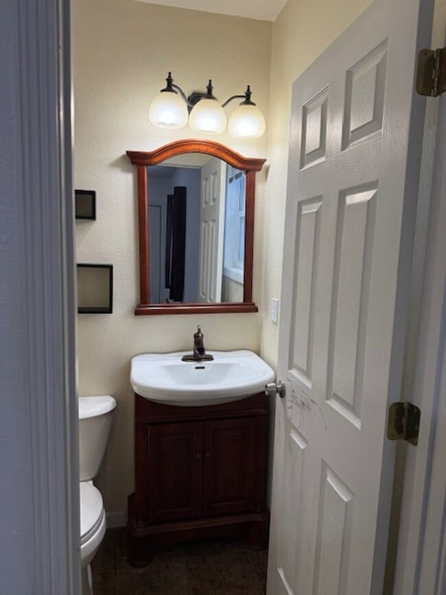 Building Photo - 3 Bedroom, 1.5 Bath in Eagle River.