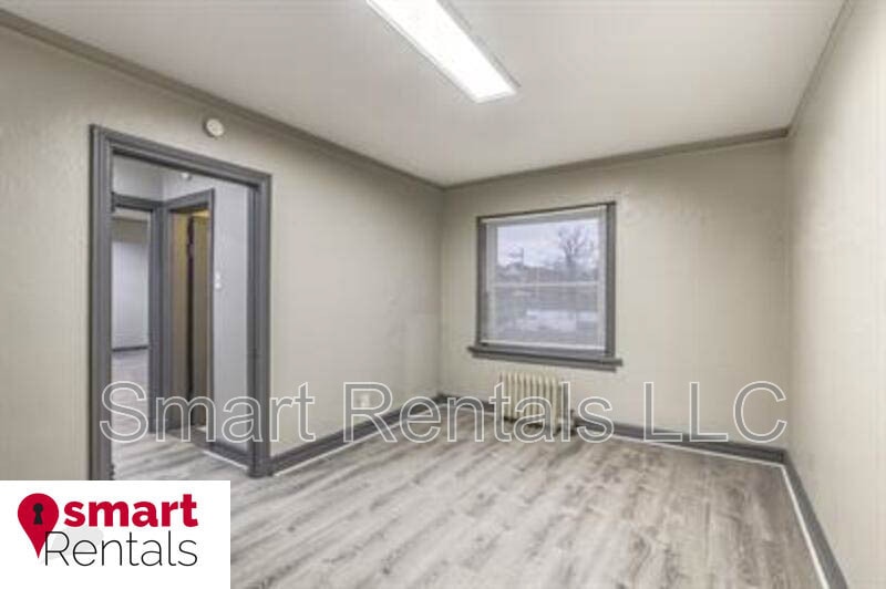 Building Photo - 807 Clara Ave
