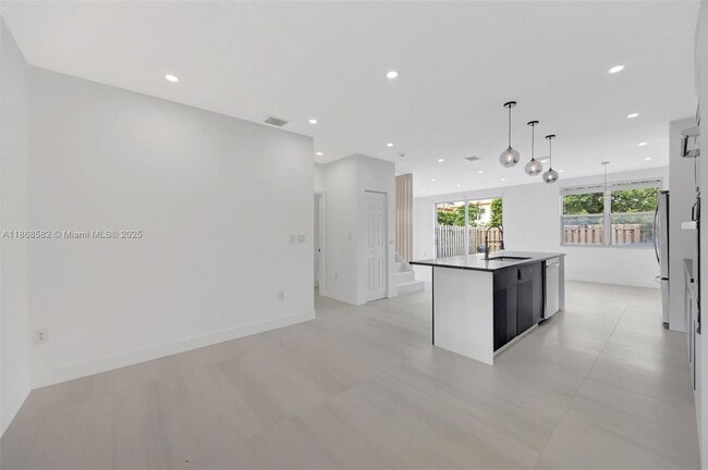 Building Photo - 964 NE 41st Pl