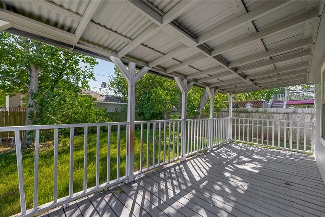 Building Photo - 2313 35th Ave N