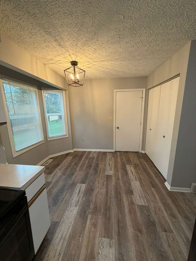 Building Photo - 310 Powell Rd