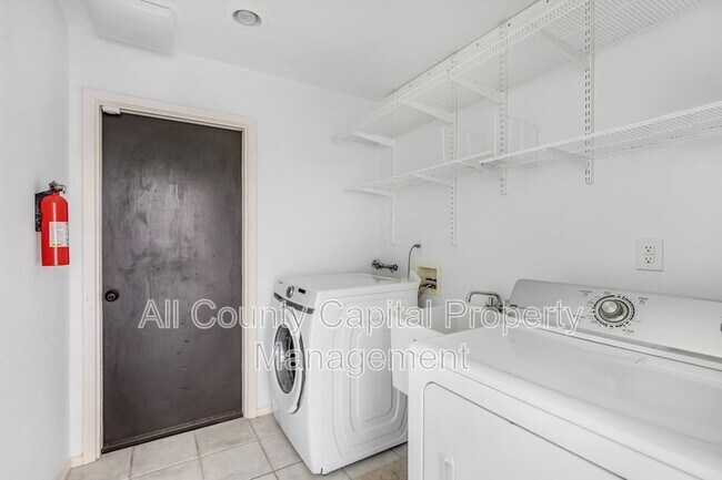 Building Photo - 112 W Mimosa Cir