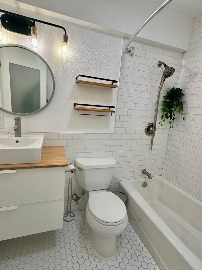 Building Photo - Industrial Chic 3bed/3bath loft style cond...