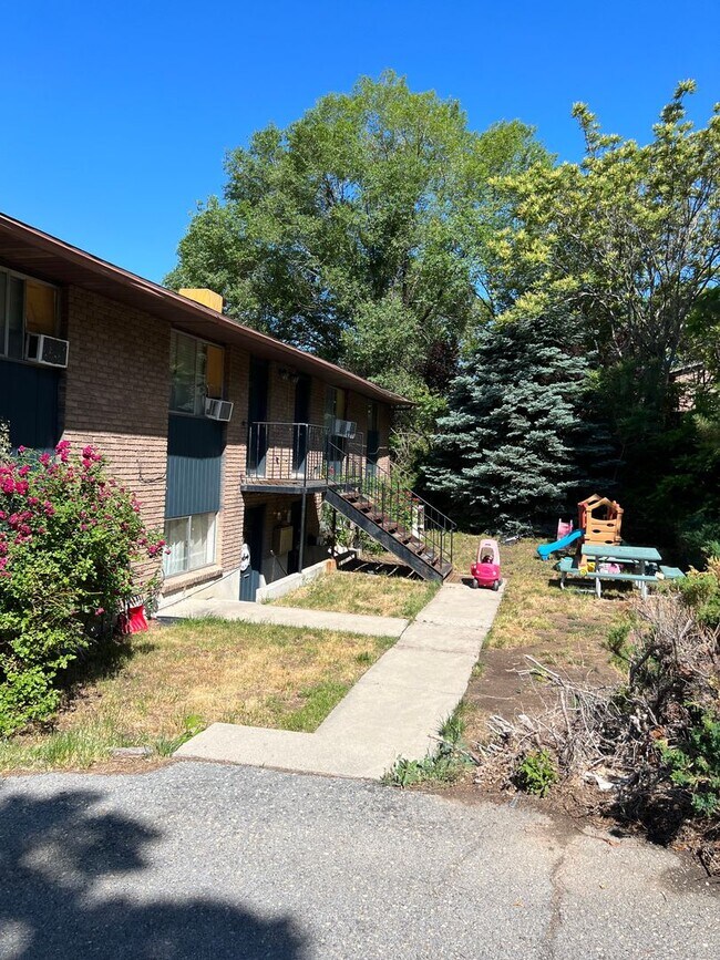 Building Photo - Great 2 bedroom 1 bathroom Provo Apartment