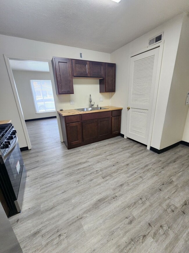 Building Photo - 4 Bedroom Clean House For Rent