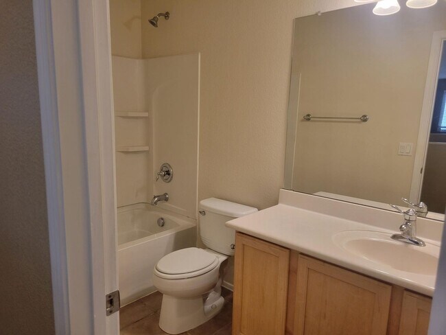 Building Photo - Beautiful 4 bed home with Den and Loft