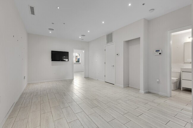 Building Photo - 756 Park Rd NW