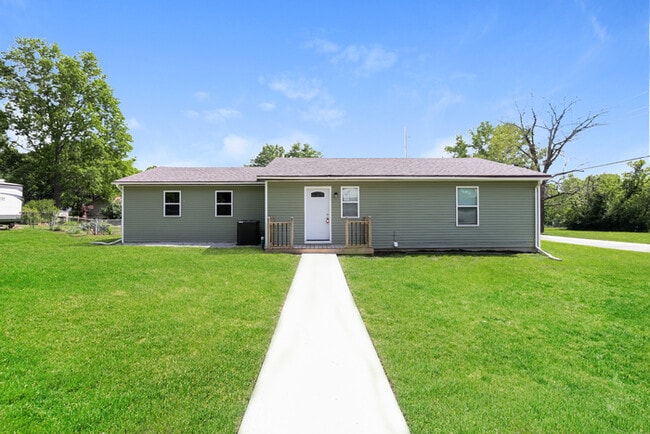 Building Photo - 3 Bedroom Home on Corner Lot