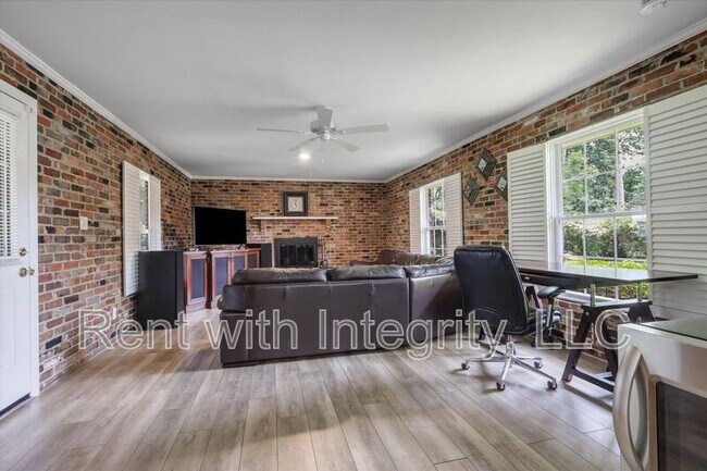 Building Photo - 1917 Sharon Rd