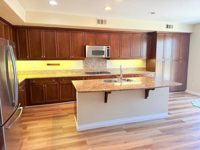 Building Photo - 5 Bed 3 Bath Home for rent in Murrieta