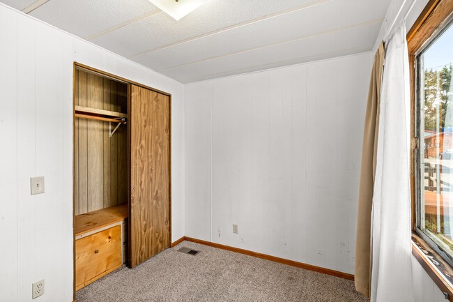 Building Photo - 110 W Veterans Ave