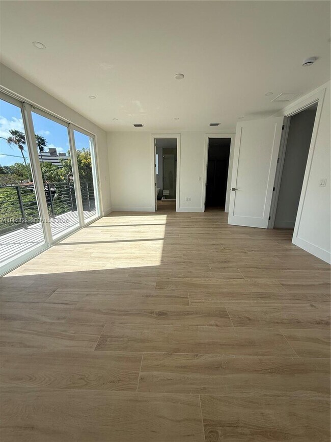 Building Photo - 1981 SW 33rd Ave