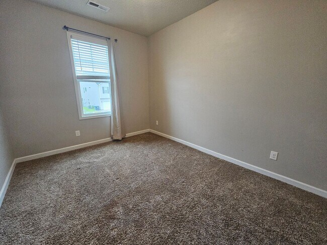 Building Photo - Spacious & Renovated 3 Bed Townhome w/ Garage