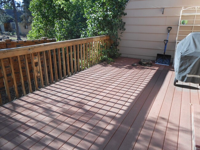 Building Photo - 1021 SW Crosscut Ct