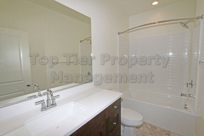 Building Photo - ***Charming 3 bed / 2.5 bath Townhome in O...