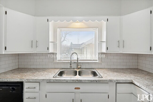 Building Photo - 4138 N Lockwood Ave