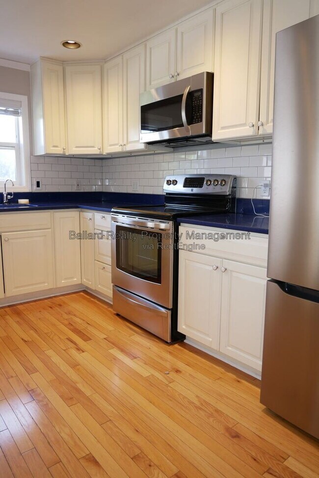 Building Photo - 3216 14th Ave W