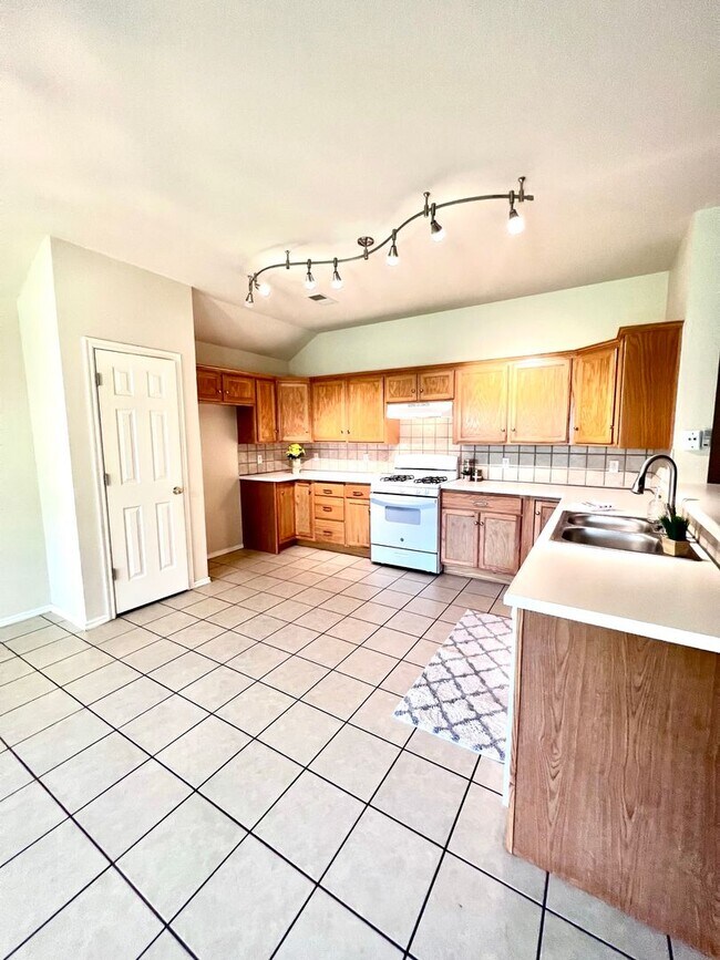 Building Photo - 4 bedroom with Storm Shelter in Yukon Gate...