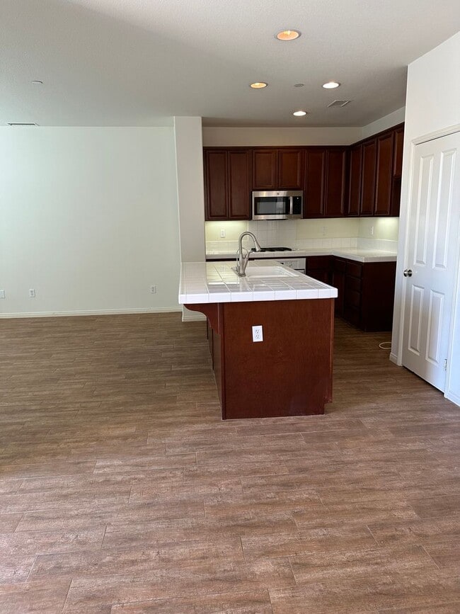 Building Photo - 3 bed  + Loft / 3.5 bath in Placentia, Ora...