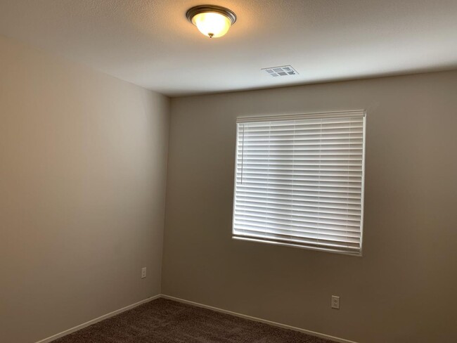 Building Photo - Beautiful 5 bedroom home