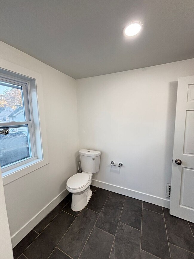 Building Photo - 409 E Washington Ave