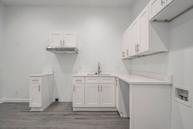 Building Photo - 214 S Park St