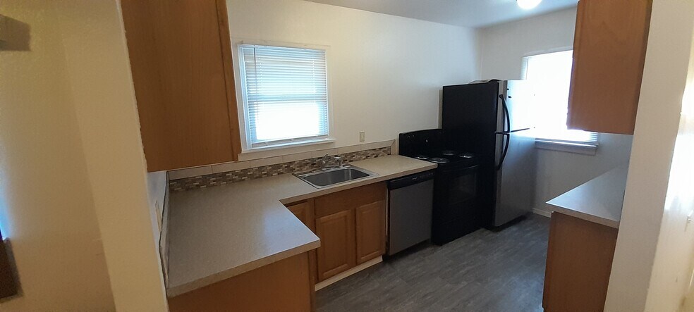 Kitchen (a) - 4620 N Wall St