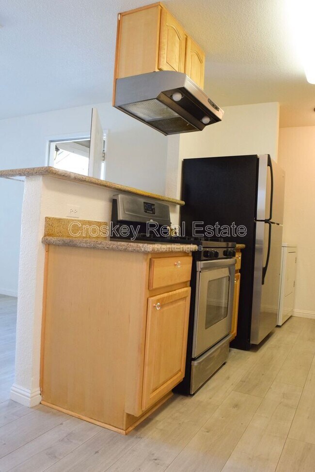 Building Photo - 2225 Lakeview Cir