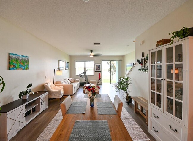Building Photo - 736 Royal Empress Dr