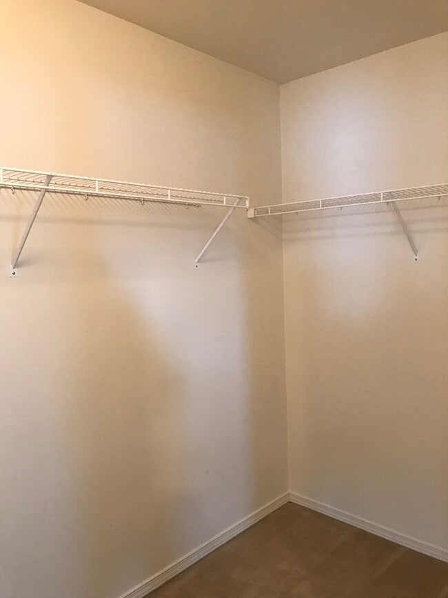 Building Photo - Fantastic Townhome close to Nike