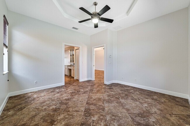 Building Photo - ** Immaculate,  3 Bed/2 Bath Lake Front Pool Home in Naples ~ Available NOW**