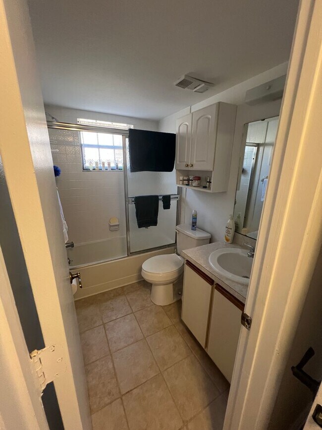 Building Photo - Seasonal Oaks IV 2/2 first floor condo