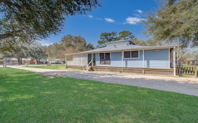 Building Photo - 15510 Cypress Garden Dr