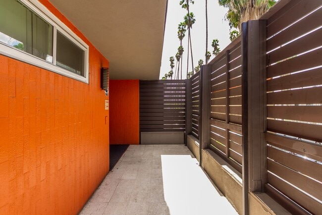 Building Photo - 932 South Westmoreland Avenue, Unit 308