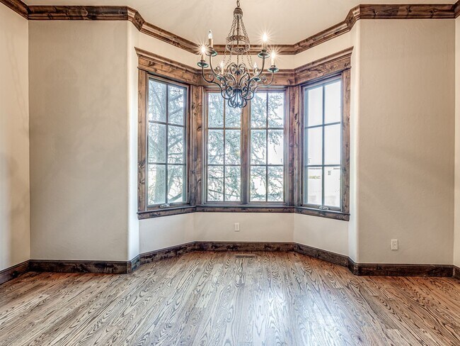 Building Photo - Luxury Townhome in Edmond + Near Rose Cree...