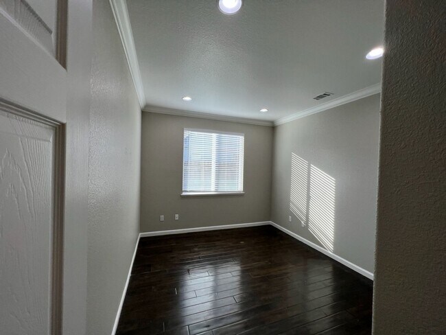 Building Photo - Well-appointed single-story home located walking distance to Manteca's Woodward Park!