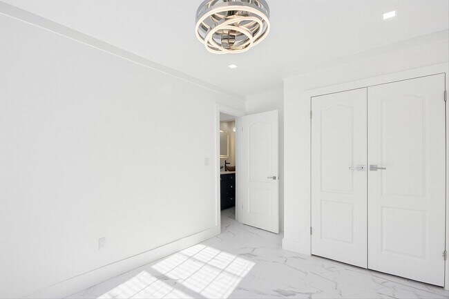 Building Photo - $200 RENT CREDIT | AVAILABLE NOW!